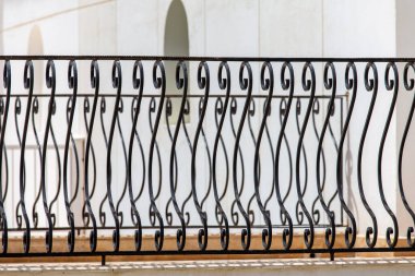 Siyah metal çit, yaklaşın. Güzel dekoratif dökme demir parmaklıklar ve sanatsal demirler. Metal bariyer