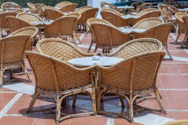 Mısır 'ın Sharm el Sheikh kentindeki Kızıl Deniz' in yanındaki plaj kafeteryasında Rattan masası ve sandalyeler.