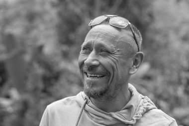 İnsanlar ve yaşam tarzı konsepti. Orta yaşlı, traşsız, doğa kökenli, duygusal portresi olan bir adam. Siyah ve beyaz