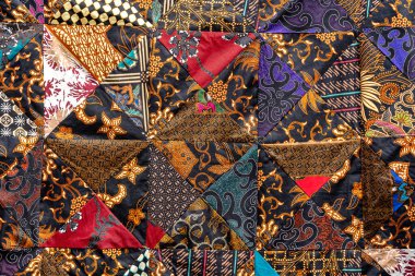 Sokak pazarındaki yama işleri yorganı. Bali Adası, Ubud, Endonezya. Yama işi battaniye yapısını kapat