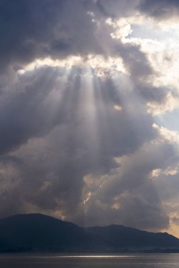Güneş, şafak vakti bulutların arasından, Koh Samui adasında, Tayland 'da doğar. Doğa bileşimi