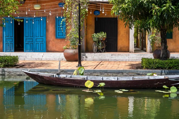 Houten Boot Vijver Bij Pier Een Tropische Tuin Danang Vietnam — Stockfoto