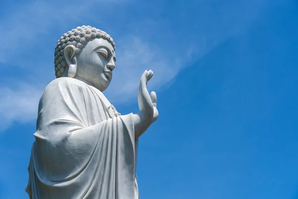Detail Van Boeddha Marmeren Standbeeld Een Boeddhistische Tempel Blauwe Lucht — Stockfoto