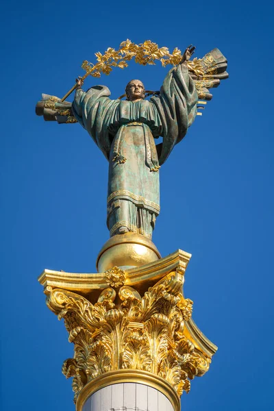 Staty Berehynia Toppen Självständighetsmonumentet Maidan Nezalezhnosti Kiev Ukraina Detta Staty — Stockfoto