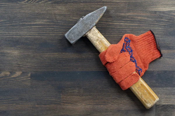 Oranje Bouwhandschoenen Waarin Hamer Geklemd Gereedschapskist Hamer Werkhandschoenen Vintage Houten — Stockfoto