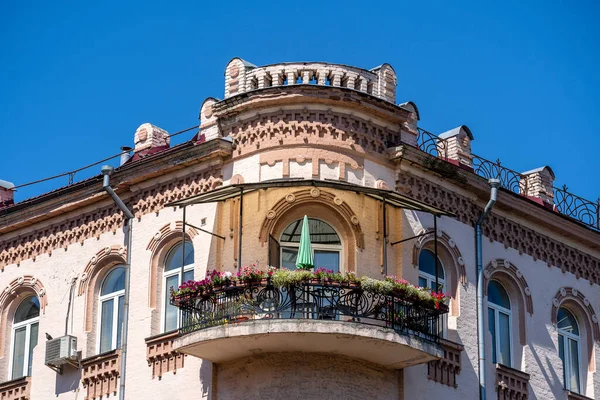 Facade Old House Windows Corner Balcony Flowers Blue Sky Street — Stock Photo, Image