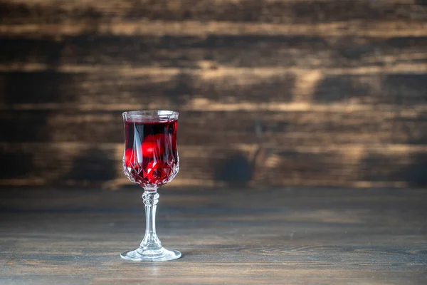 Hausgemachte Tinktur Aus Roter Kirsche Einem Weinkristallglas Auf Hölzernem Hintergrund — Stockfoto