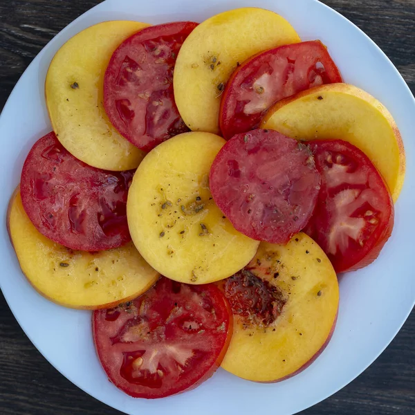 色彩艳丽的夏季沙拉 配上西红柿和油桃 用橄榄油 柠檬汁和香醋调料调味 — 图库照片