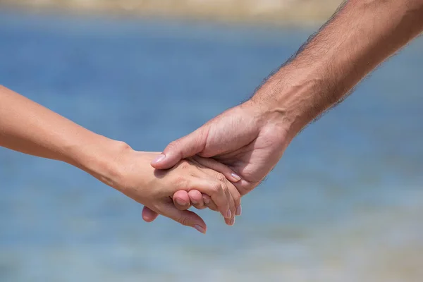 Glückliches Junges Paar Mann Und Frau Die Hand Hand Strand — Stockfoto