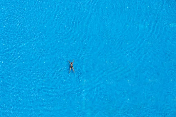 Frau Schwimmt Einem Pool Von Oben Gesehen Sommerreise Und Urlaubskonzept — Stockfoto