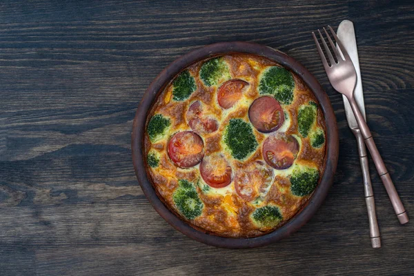 陶瓷碗与蔬菜煎饼 简单的素食 西红柿 胡椒粉 西兰花和奶酪放在木桌上 意大利煎蛋卷 复制空间 — 图库照片