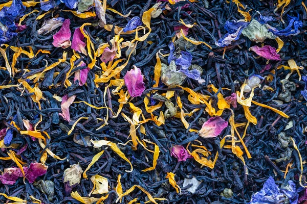 Arka planda meyve yapraklı kuru otlar ve çiçek yaprakları, üst manzara. Sağlıklı yeme kavramı