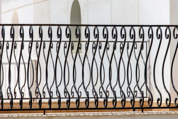 Siyah metal çit, yaklaşın. Güzel dekoratif dökme demir parmaklıklar ve sanatsal demirler. Metal bariyer