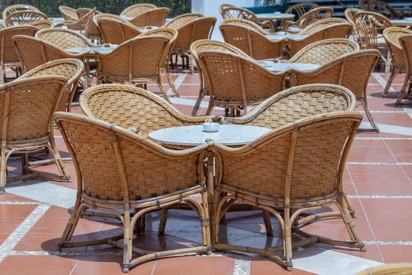 Mısır 'ın Sharm el Sheikh kentindeki Kızıl Deniz' in yanındaki plaj kafeteryasında Rattan masası ve sandalyeler.