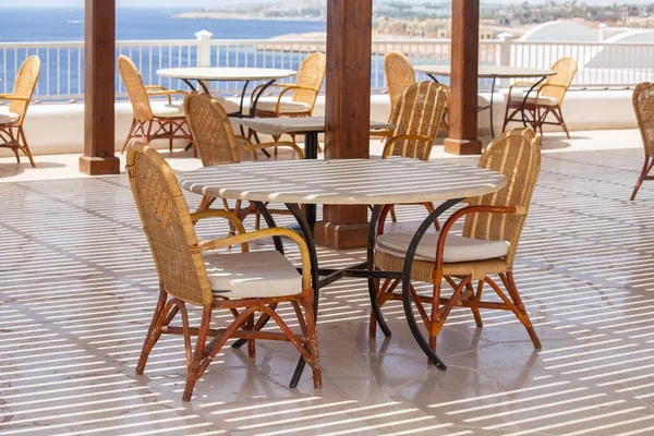 Τραπέζι Και Καρέκλες Στο Beach Cafe Δίπλα Στην Κόκκινη Θάλασσα — Φωτογραφία Αρχείου