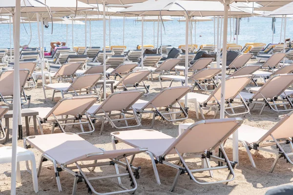 在海水边的日光浴床和阳伞 海滨的豪华度假胜地靠近大海 美丽的早上海景 旅游胜地 地中海海滩夏天是个度假的地方希腊科斯岛 — 图库照片