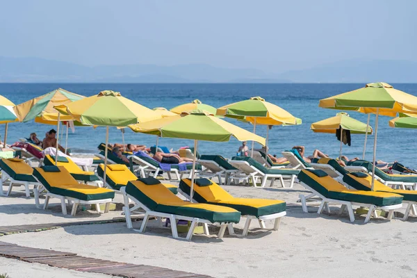 Lettini Ombrelloni Mattino Riva Mare Spiaggia Resort Lusso Vicino Mare — Foto Stock