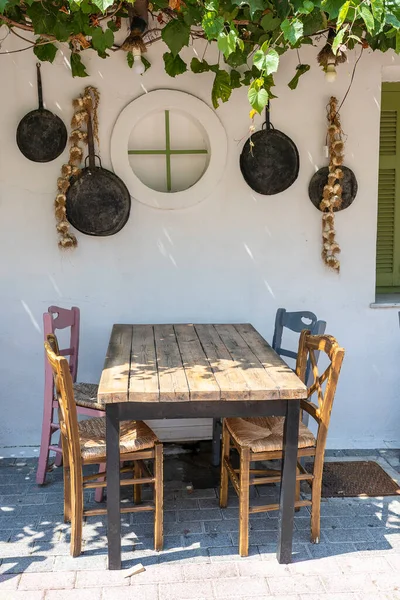 Μπροστά Άποψη Του Μικρού Εξωτερικού Cafe Τραπέζι Και Άδειες Καρέκλες — Φωτογραφία Αρχείου