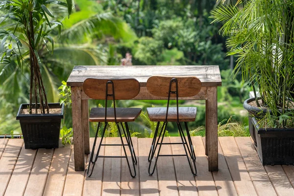印尼巴厘岛稻田旁边空荡荡的热带咖啡馆里的木制餐桌和椅子 关门了 — 图库照片
