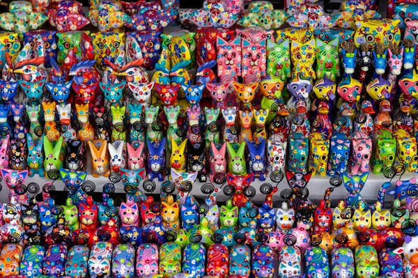 Venda Lembranças Animais Madeira Artesanais Engraçados Mercado Rua Brinquedos Coloridos — Fotografia de Stock