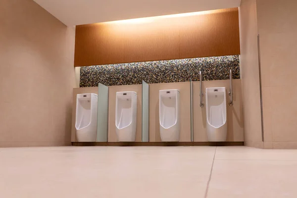 Řada Bílých Pisoárů Kachlových Stěnách Veřejných Záchodech Prázdná Toaleta — Stock fotografie