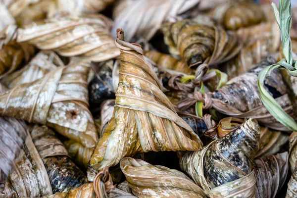 Pollo Fritto Avvolto Foglie Panda Verde Mercato Street Food Thailandia — Foto Stock