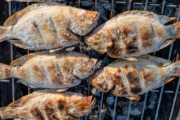 Thailändischer Straßenhändler Verkauft Gegrillten Meeresfisch Auf Dem Street Food Markt — Stockfoto