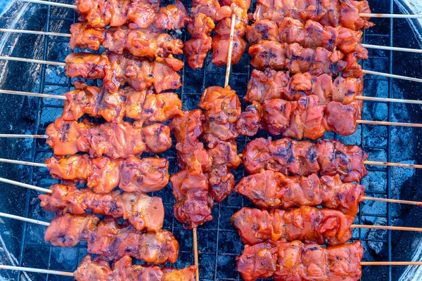 Thai Street Vendor Vende Carne Pollo Alla Griglia Mercato Street — Foto Stock