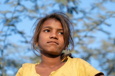 PUSHKAR, INDIA - 17 Kasım 2018: Çölde Hintli genç kız Thar zamanında Pushkar Camel Mela kutsal şehir Pushkar, Rajasthan, Hindistan, yakın portre