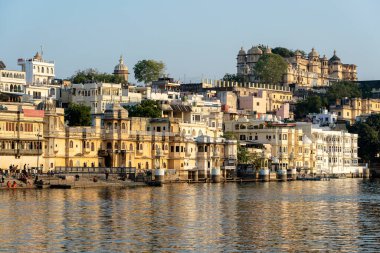 UDAIPUR, INDIA - 19 Kasım 2018: Udaipur, Rajasthan, Hindistan 'daki mimari ve göl suyu manzarası