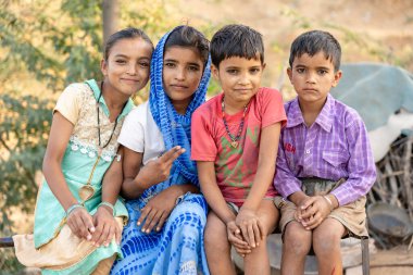 PUSHKAR, INDIA - 13 Kasım 2018: Çölde Hintli çocuklar Thar zamanında Pushkar Camel Mela kutsal şehir Pushkar, Rajasthan, Hindistan