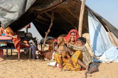 PUSHKAR, INDIA - 13 Kasım 2018: Hintli aile, Hindistan 'ın kutsal şehri Pushkar, Rajasthan yakınlarındaki Pushkar Camel Mela' da çölde bir kulübede yaşıyor.