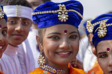 NEW DELHI, Hindistan - 23 HAZİRAN 2017: Hintli kızlar yaklaşan Hindistan Cumhuriyet Günü geçit töreninin prova etkinliklerine katılıyorlar. Yeni Delhi, Hindistan