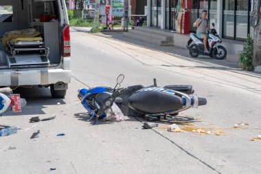 Koh Phangan, Tayland - 19 Mayıs 2019: Koh Phangan, Tayland 'daki tropikal ada Koh Phangan yolunda motosiklet kazası. Caddede bir motosiklet arasında trafik kazası