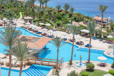 SHARM EL-SHEIKH, EGYPT - 17 Mayıs 2018: Sabahın erken saatlerinde yüzme havuzu Sharm El Sheikh, Güney Sina, Mısır 'daki tatil köyünde kızıl denizin yanında