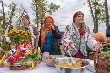 Slavuta, Ukrayna - 22 Eylül 2019: Ukrayna 'nın Slavuta kentinde düzenlenen etnik-çevre festivaline Ukrayna' lı kadınlar katıldı