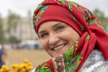 Slavuta, Ukrayna - 22 Eylül 2019: Ukrayna 'nın Slavuta kentinde düzenlenen etnik-çevre festivaline Ukrayna' lı kadınlar katıldı