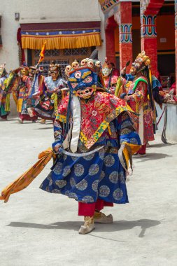 Lamayuru Gompa, Jammu ve Kashmir, Hindistan - 13 Haziran 2015: Siyah elbiseli ve maskeli Keşiş, Takthok festivalinde Cham dansları, ritüel dansı, Ladakh, Hindistan