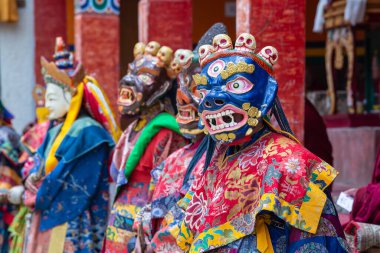 Lamayuru Gompa, Jammu ve Kashmir, Hindistan - 13 Haziran 2015: Siyah elbiseli ve maskeli Keşiş, Takthok festivalinde Cham dansları, ritüel dansı, Ladakh, Hindistan