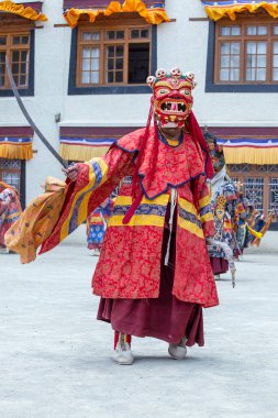 Lamayuru Gompa, Jammu ve Kashmir, Hindistan - 13 Haziran 2015: Siyah elbiseli ve maskeli Keşiş, Takthok festivalinde Cham dansları, ritüel dansı, Ladakh, Hindistan