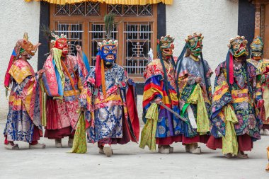 Lamayuru Gompa, Jammu ve Kashmir, Hindistan - 13 Haziran 2015: Siyah elbiseli ve maskeli Keşiş, Takthok festivalinde Cham dansları, ritüel dansı, Ladakh, Hindistan
