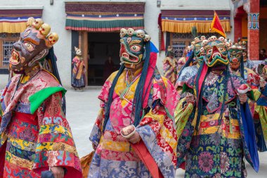 Lamayuru Gompa, Jammu ve Kashmir, Hindistan - 13 Haziran 2015: Siyah elbiseli ve maskeli Keşiş, Takthok festivalinde Cham dansları, ritüel dansı, Ladakh, Hindistan