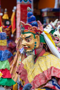 Lamayuru Gompa, Jammu ve Kashmir, Hindistan - 13 Haziran 2015: Siyah elbiseli ve maskeli Keşiş, Takthok festivalinde Cham dansları, ritüel dansı, Ladakh, Hindistan
