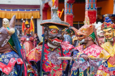 Lamayuru Gompa, Jammu ve Kashmir, Hindistan - 13 Haziran 2015: Siyah elbiseli ve maskeli Keşiş, Takthok festivalinde Cham dansları, ritüel dansı, Ladakh, Hindistan