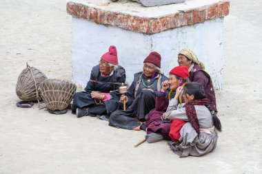 Lamayuru Gompa, Jammu ve Kashmir, Hindistan - 13 Haziran 2015: Ladakh, Hindistan 'daki festival sırasında Lamayuru Manastırı' ndaki eski Budist kadınlar