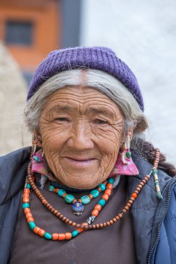 Lamayuru Gompa, Jammu ve Kashmir, Hindistan - 13 Haziran 2015: Ladakh, Hindistan 'daki festival sırasında Lamayuru Manastırı' ndaki eski Budist kadınlar