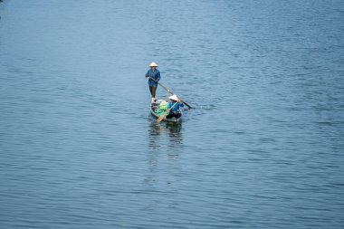 Hue, Vietnam - 12 Mart 2020: Hue şehrinde, Vietnam 'da iki Vietnamlı kadın kürek çekiyor.