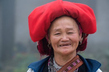 Sapa, Vietnam - Mart 03, 2020: Kızıl Dao azınlık grubundan etnik kadın Ban Ho dağ köyü yakınlarında geleneksel başlık takıyor, Lao Cai, Kuzey Vietnam