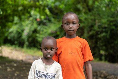 Arusha, Tanzanya - 24 Aralık 2019: Arusha, Tanzanya, Doğu Afrika 'da bir sokakta, bilinmeyen iki Afrikalı genç mutlu çocuk,
