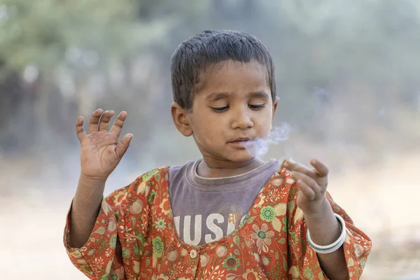 Pushkar India Noviembre 2018 Niña India Fumando Cigarrillos Cerca Ciudad — Foto de Stock